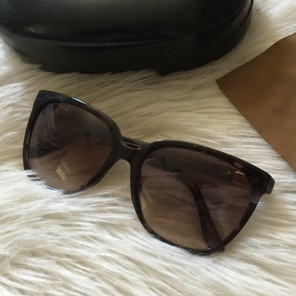 Authentic Gucci Sunglasses with original box set - Picture 2 of 3